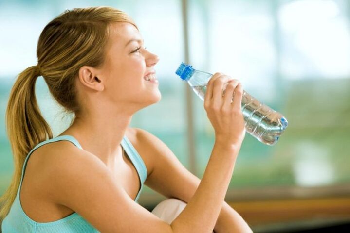 استبدال الطعام بالماء أثناء الوجبات